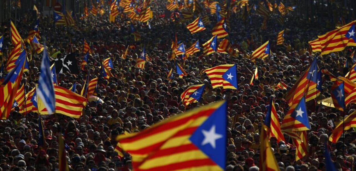 Bandeiras da Catalunha em meio à multidão (Foto: Emilio Morenatti / Sputnik) Bandeiras da Catalunha em meio à multidão