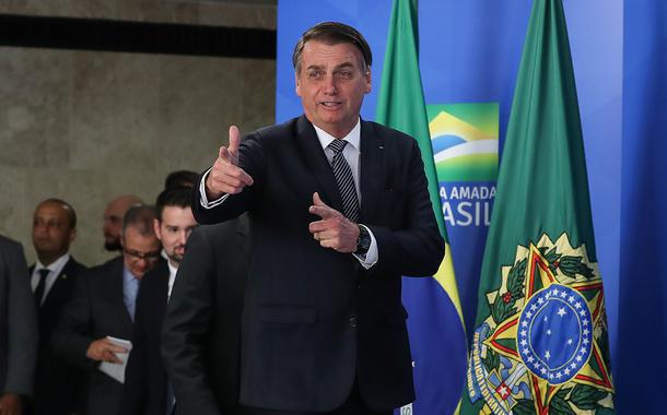 Bolsonaro faz gesto de arma com as mãos. (Foto: Marcos Corrêa/PR) Bolsonaro faz gesto de arma com as mãos.