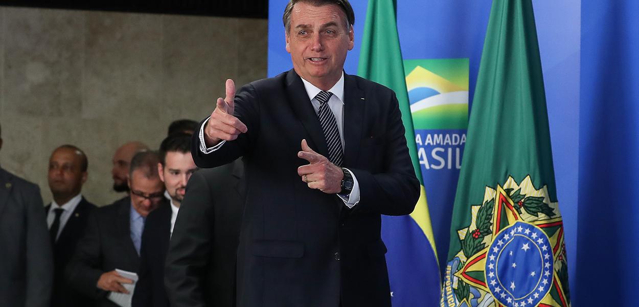 Bolsonaro faz gesto de arma com as mãos. (Foto: Marcos Corrêa/PR) Bolsonaro faz gesto de arma com as mãos.