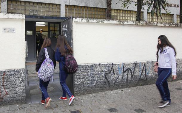 Alunos entrando na escola (Foto: Pedro Ribas/ ANPr) Alunos entrando na escola