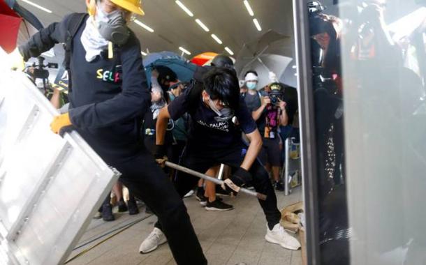 Manifestantes entram no prédio do legislativo em Hong Kong (Foto: Thomas Peter/Reuters) Manifestantes entram no prédio do legislativo em Hong Kong