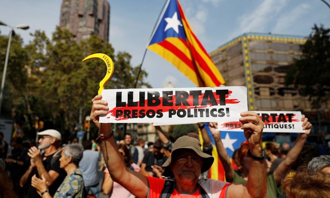 Manifestantes vão às ruas em Barcelona (Foto: RAFAEL MARCHANTE / REUTERS) Manifestantes vão às ruas em Barcelona