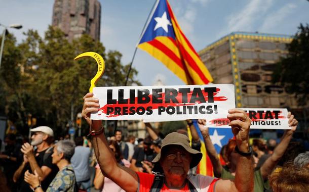Manifestantes vão às ruas em Barcelona (Foto: RAFAEL MARCHANTE / REUTERS) Manifestantes vão às ruas em Barcelona