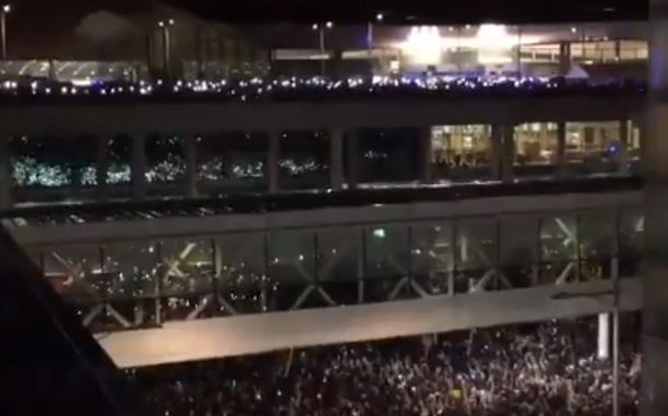 Protesto pró-Catalunha no aeroporto de El Prat, em Barcelona. (Foto: Reprodução Twitter) Protesto pró-Catalunha no aeroporto de El Prat, em Barcelona.