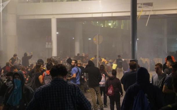 Protesto pró-Catalunha no aeroporto de El Prat, em Barcelona. (Foto: Sputnik) Protesto pró-Catalunha no aeroporto de El Prat, em Barcelona.