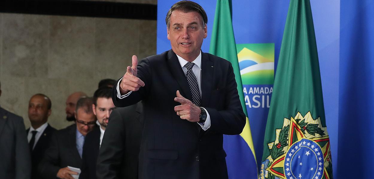 Bolsonaro faz gesto de arma com as mãos. (Foto: Marcos Corrêa/PR) Bolsonaro faz gesto de arma com as mãos.