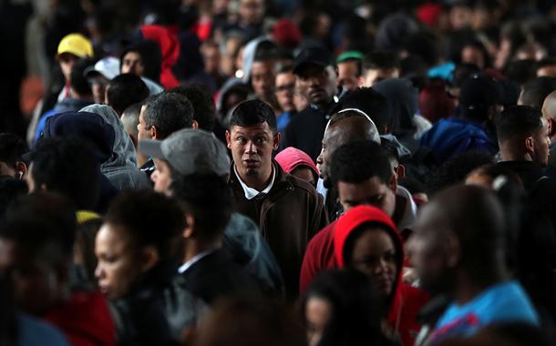 Pessoas fazem fila em busca de oportunidades de emprego no centro de São Paulo (Foto: REUTERS/Paulo Whitaker) Pessoas fazem fila em busca de oportunidades de emprego no centro de São Paulo