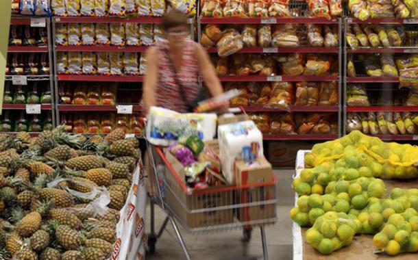 Cliente faz compras em supermercado em São Paulo (Foto: REUTERS/Paulo Whitaker) Cliente faz compras em supermercado em São Paulo