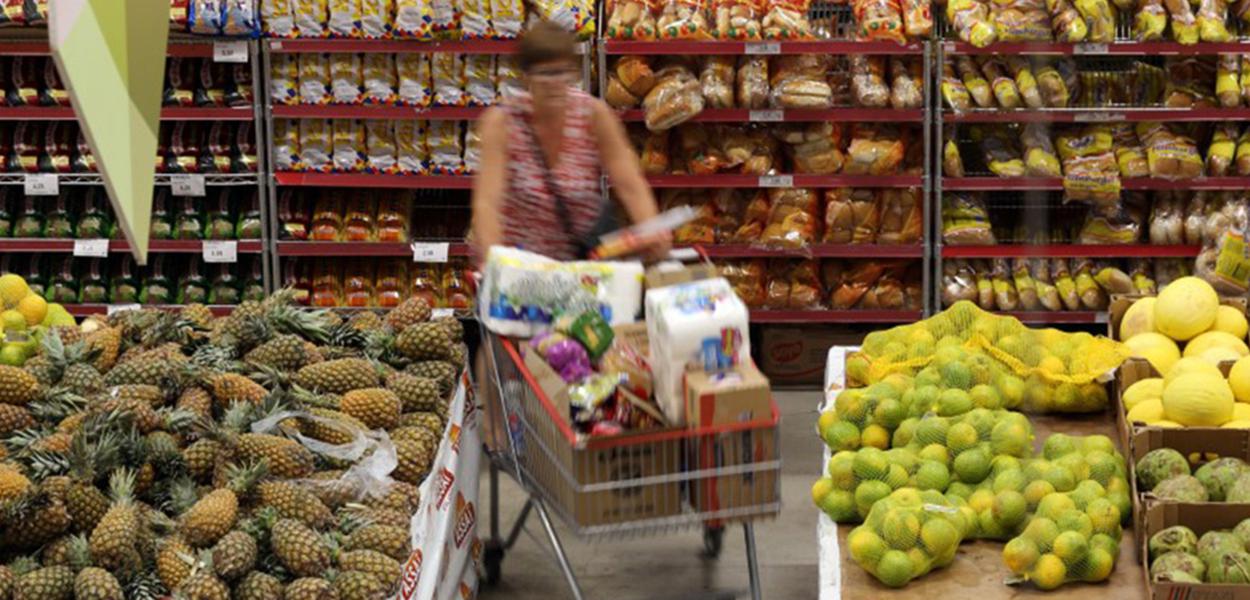 Cliente faz compras em supermercado em São Paulo (Foto: REUTERS/Paulo Whitaker) Cliente faz compras em supermercado em São Paulo