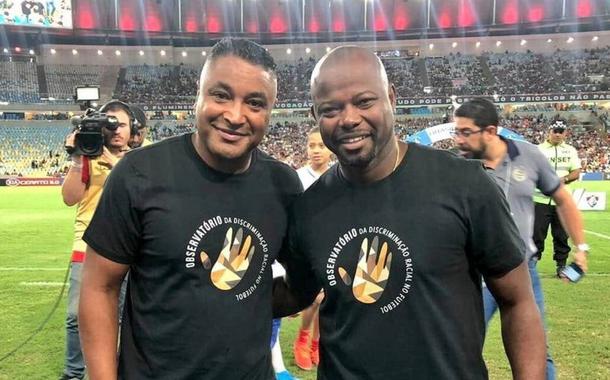Roger Machado e Marcão vestem camisa contra o racismo (Foto: Divulgação) Roger Machado e Marcão vestem camisa contra o racismo