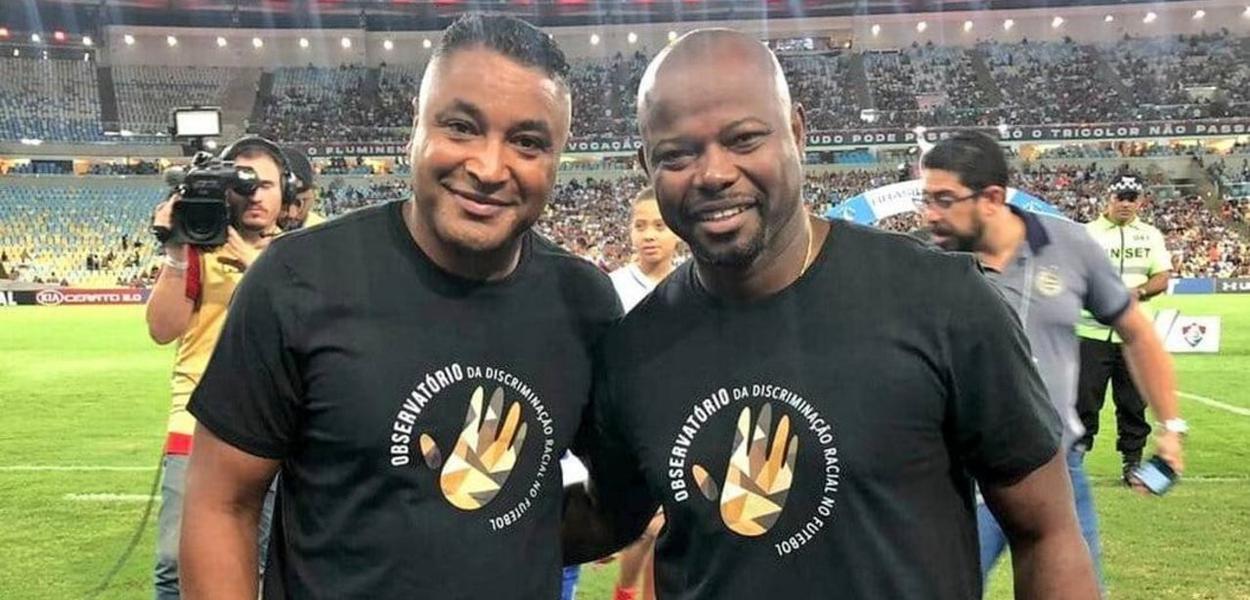 Roger Machado e Marcão vestem camisa contra o racismo (Foto: Divulgação) Roger Machado e Marcão vestem camisa contra o racismo