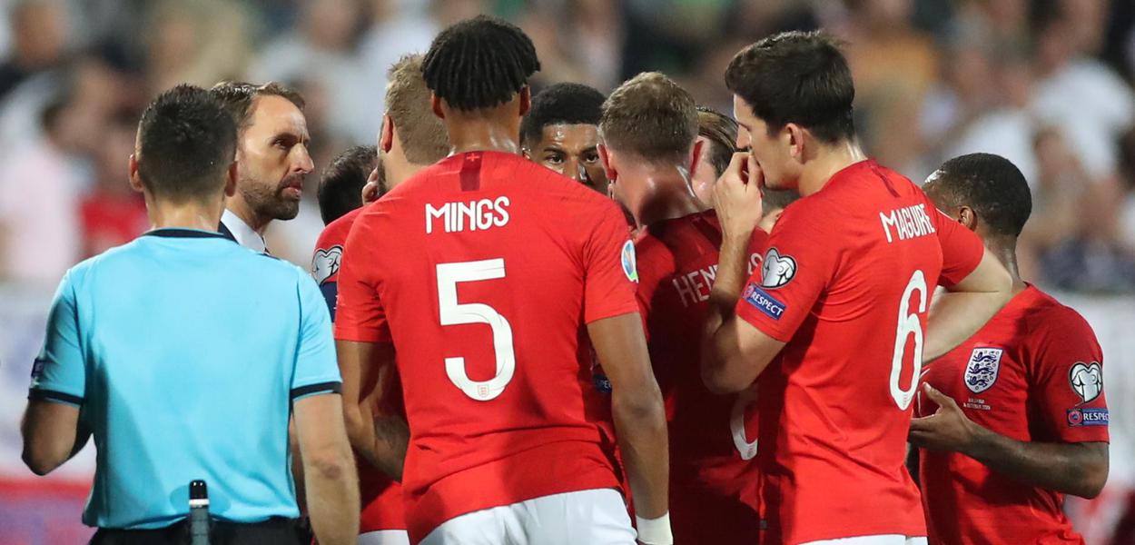 Jogadores da Inglaterra, na Bulgária, em jogo marcado pelo racismo da torcida. (Foto: Reuters) Jogadores da Inglaterra, na Bulgária, em jogo marcado pelo racismo da torcida.