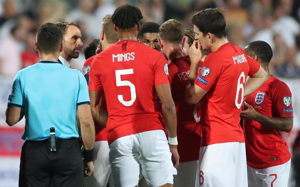 Jogadores da Inglaterra, na Bulgária, em jogo marcado pelo racismo da torcida. (Foto: Reuters) Jogadores da Inglaterra, na Bulgária, em jogo marcado pelo racismo da torcida.