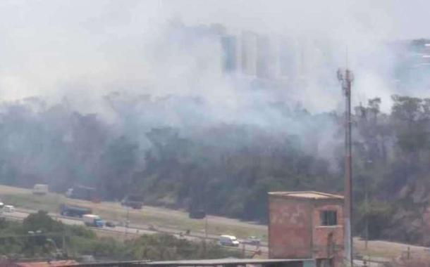 Incêndio próximo a UFMG (Foto: CBMMG/Divulgação) Incêndio próximo a UFMG