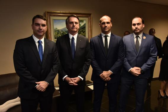 Bolsonaro governa em coalizão. Com os filhos (Foto: Reprodução/Rede Social) Bolsonaro governa em coalizão. Com os filhos