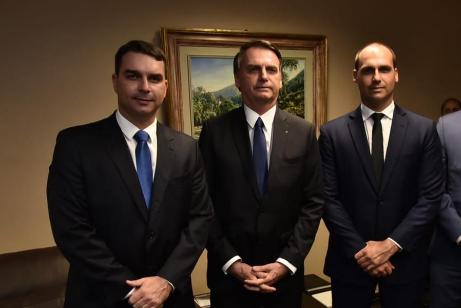 Bolsonaro governa em coalizão. Com os filhos (Foto: Reprodução/Rede Social) Bolsonaro governa em coalizão. Com os filhos