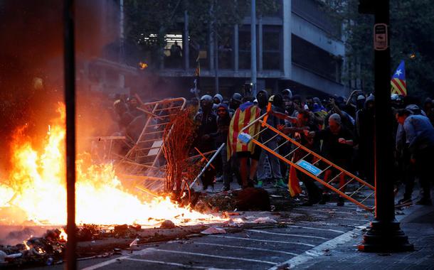 manifestantes catalães em Barcelona, ESpanha (Foto: REUTERS/Albert Gea) manifestantes catalães em Barcelona, ESpanha