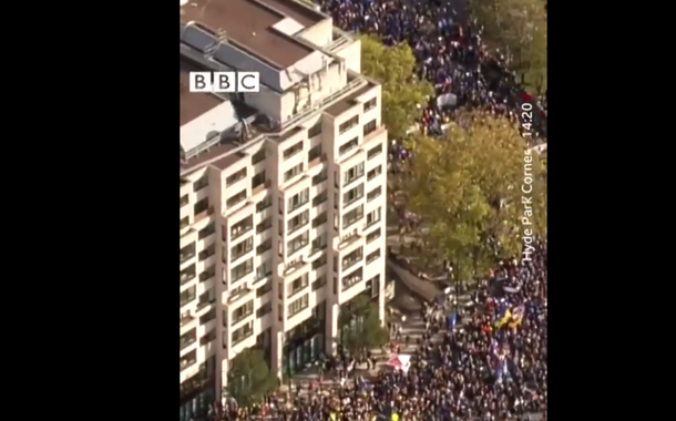 Manifestantes em Londres (Foto: Reprodução Twitter) Manifestantes em Londres
