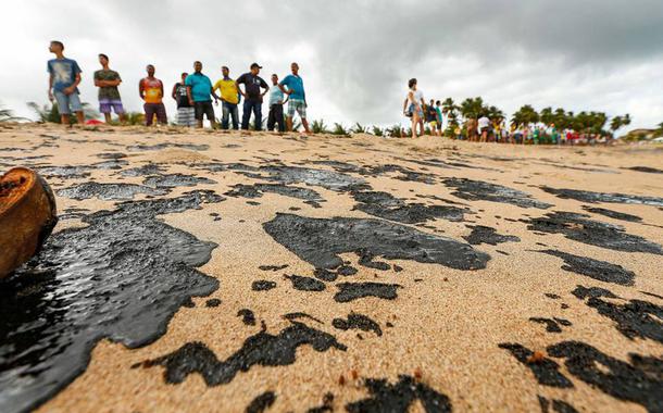 Vazamento de óleo no litoral do Nordeste (Foto: Felipe Brasil / Fotos Públicas) Vazamento de óleo no litoral do Nordeste