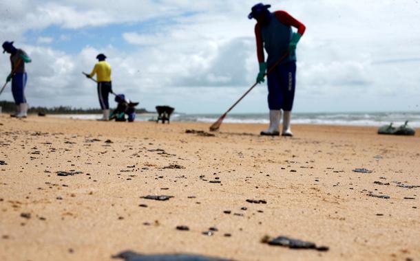 Voluntários tiram petróleo das praias do Nordeste (Foto: REUTERS / Adriano Machado) Voluntários tiram petróleo das praias do Nordeste