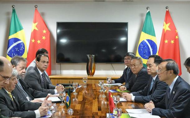 Reunião entre representantes do Brasil e da China (Foto: Xinhua) Reunião entre representantes do Brasil e da China