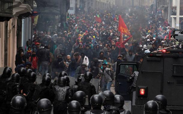 Manifestação e repressão no Equador (Foto: Ivan Castaneira/Reuters) Manifestação e repressão no Equador