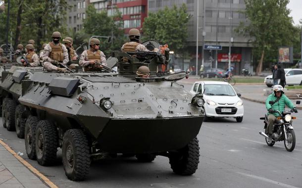 tropas exército chileno ruas santiago (Foto: Reuters/ Ivan Alvarado) tropas exército chileno ruas santiago