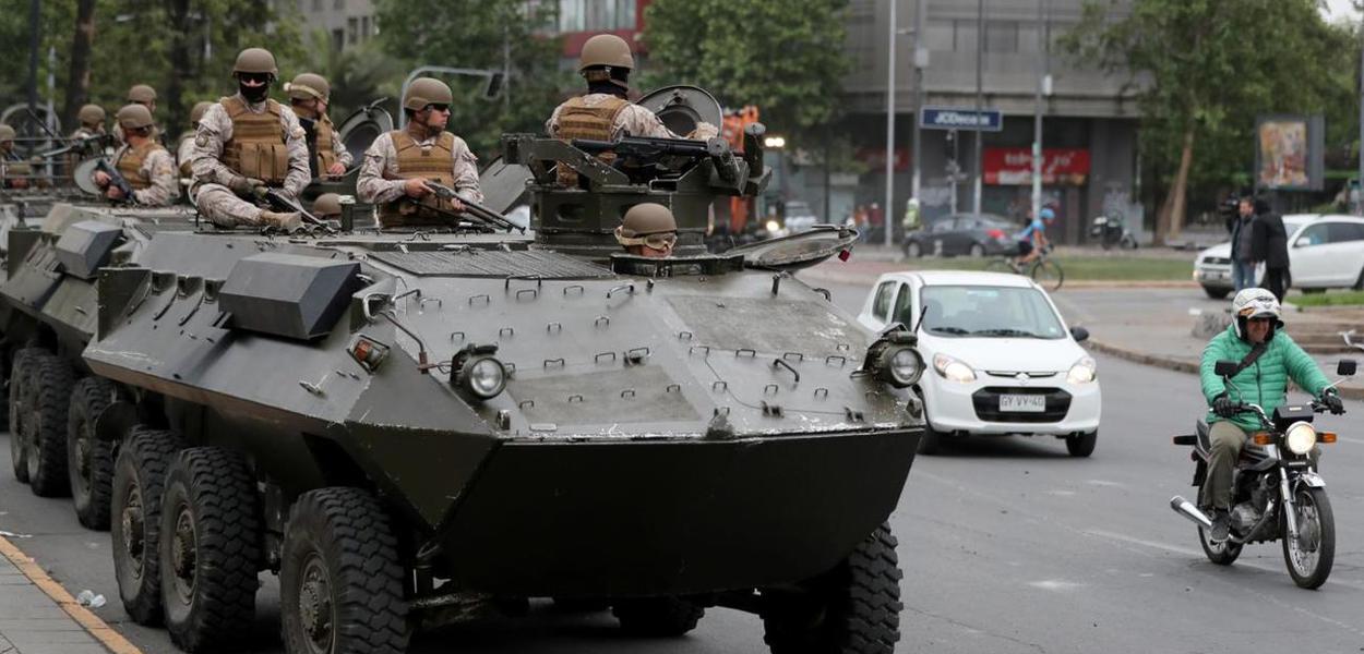 tropas exército chileno ruas santiago (Foto: Reuters/ Ivan Alvarado) tropas exército chileno ruas santiago