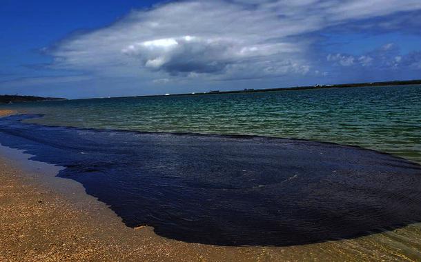 Pernambuco 20 10 2019 Cabo de São Agostinho empPernambuco óleo estacionado na praia mostra o tamanho do do crime ambiental nas praias do Nordeste â Foto: Salve MaracaÃpe Pernambuco 20 10 2019 Cabo de São Agostinho empPernambuco óleo estacionado na praia mostra o tamanho do do crime ambiental nas praias do Nordeste â Foto: Salve MaracaÃpe
