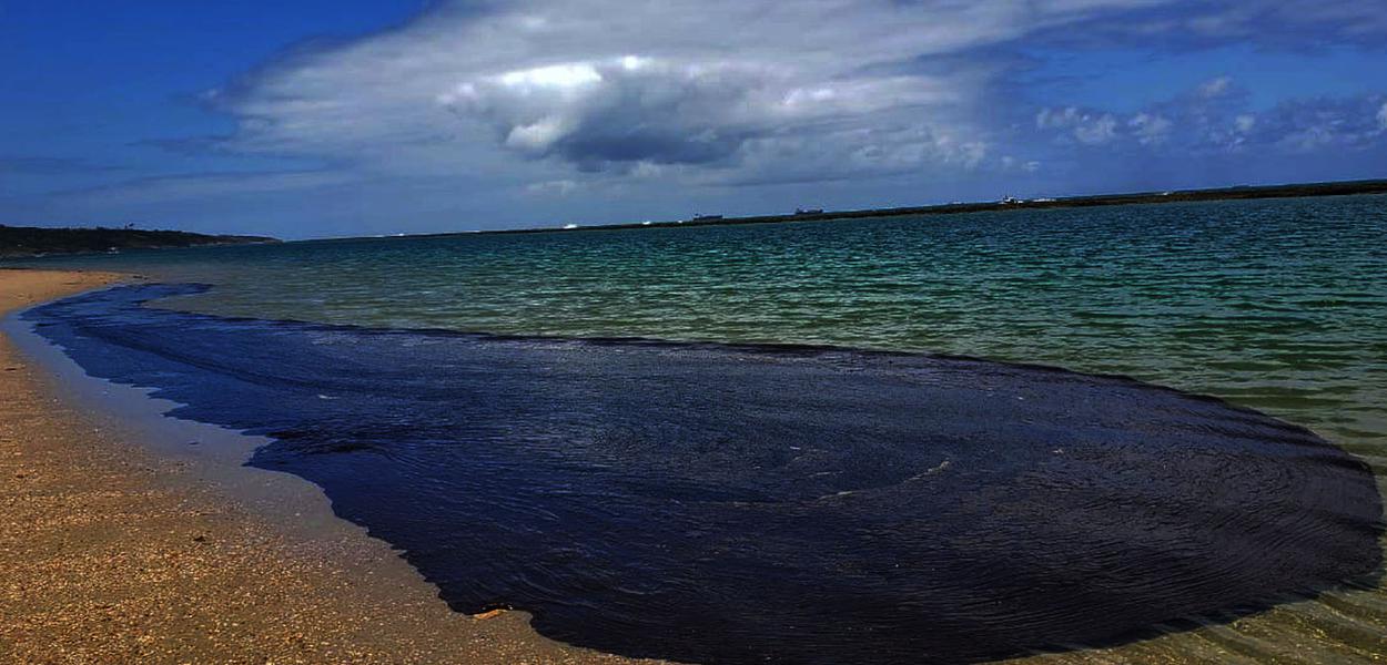 Pernambuco 20 10 2019 Cabo de São Agostinho empPernambuco óleo estacionado na praia mostra o tamanho do do crime ambiental nas praias do Nordeste â Foto: Salve MaracaÃpe Pernambuco 20 10 2019 Cabo de São Agostinho empPernambuco óleo estacionado na praia mostra o tamanho do do crime ambiental nas praias do Nordeste â Foto: Salve MaracaÃpe