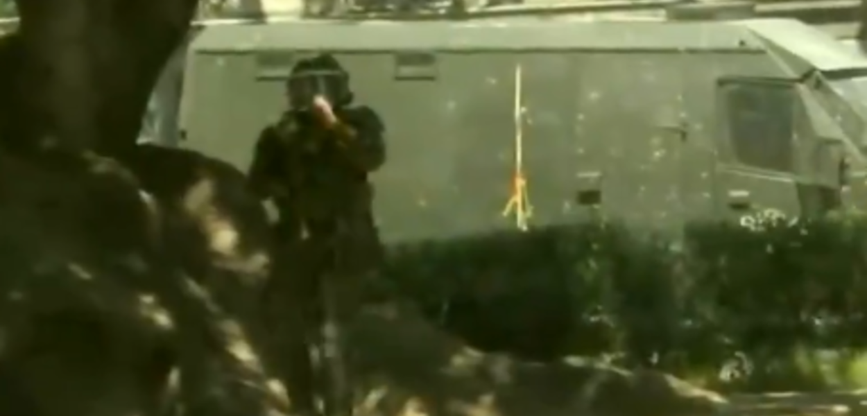 Exército dispara contra cinegrafista da TeleSUR (Foto: Reprodução/TeleSUR) Exército dispara contra cinegrafista da TeleSUR