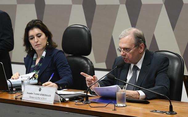 Comissão de Constituição, Justiça e Cidadania (CCJ) realiza reunião deliberativa com item único. Emendas de Plenário à PEC 6/2019, que modifica o sistema de previdência social. \r\rMesa: \rpresidente da CCJ, senadora Simone Tebet (MDB-MS); \rrelator da PEC 6/2019, senador Tasso Jereissati (PSDB-CE).\r\rFoto: Marcos Oliveira/Agência Senado (Foto: Marcos Oliveira) Comissão de Constituição, Justiça e Cidadania (CCJ) realiza reunião deliberativa com item único. Emendas de Plenário à PEC 6/2019, que modifica o sistema de previdência social. \r\rMesa: \rpresidente da CCJ, senadora Simone Tebet (MDB-MS); \rrelator da PEC 6/2019, senador Tasso Jereissati (PSDB-CE).\r\rFoto: Marcos Oliveira/Agência Senado