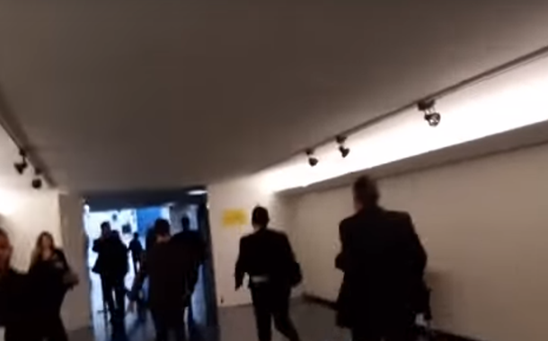 Eduardo Bolsonaro corre da imprensa (Foto: Reprodução YouTube Congresso em Foco) Eduardo Bolsonaro corre da imprensa