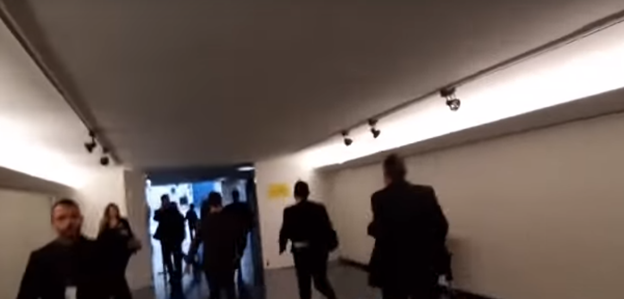 Eduardo Bolsonaro corre da imprensa (Foto: Reprodução YouTube Congresso em Foco) Eduardo Bolsonaro corre da imprensa