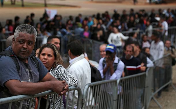 Pessoas buscam vagas de trabalho no centro de São Paulo (Foto: REUTERS/Amanda Perobelli) Pessoas buscam vagas de trabalho no centro de São Paulo
