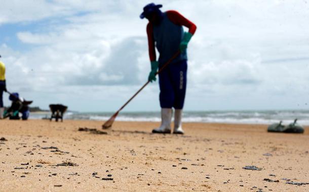 As pessoas removem um derramamento de óleo na praia de Coruripe, estado de Alagoas, Brasil, 14 de outubro de 2019. REUTERS / Adriano Machado (Foto: REUTERS / Adriano Machado) As pessoas removem um derramamento de óleo na praia de Coruripe, estado de Alagoas, Brasil, 14 de outubro de 2019. REUTERS / Adriano Machado