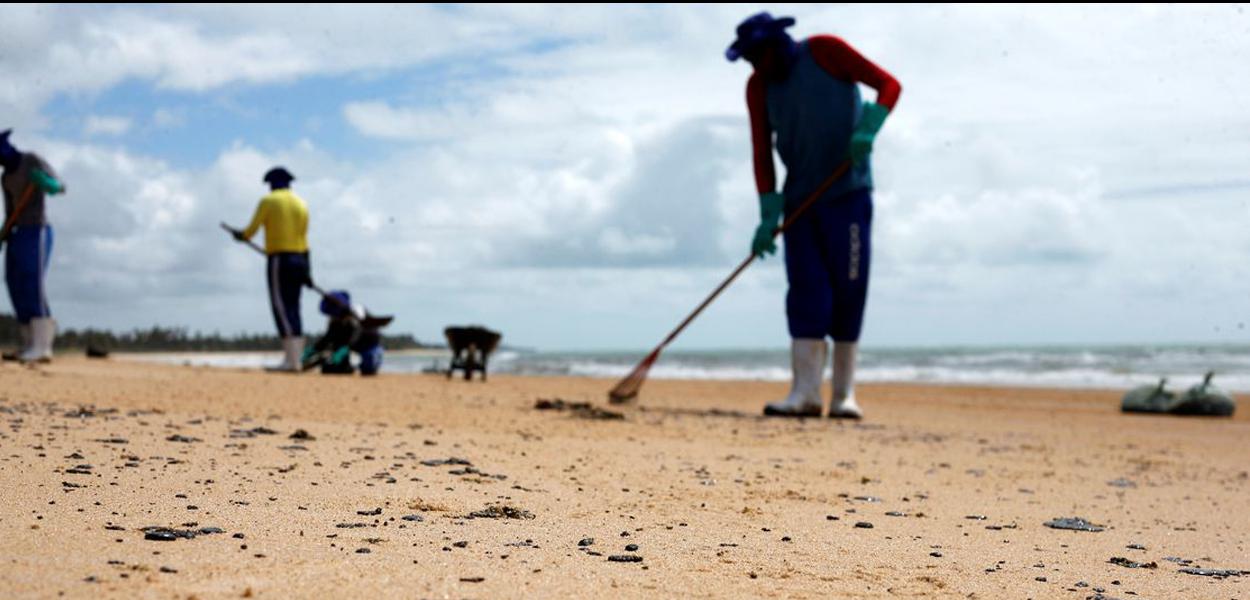 As pessoas removem um derramamento de óleo na praia de Coruripe, estado de Alagoas, Brasil, 14 de outubro de 2019. REUTERS / Adriano Machado (Foto: REUTERS / Adriano Machado) As pessoas removem um derramamento de óleo na praia de Coruripe, estado de Alagoas, Brasil, 14 de outubro de 2019. REUTERS / Adriano Machado