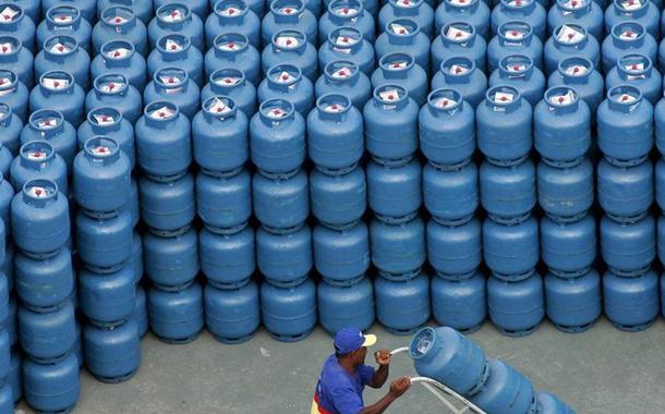 Aumento nos preços levaram 1/5 da população brasileira a substituir o gás de cozinha por carvão ou lenha (Foto: Reuters) Aumento nos preços levaram 1/5 da população brasileira a substituir o gás de cozinha por carvão ou lenha