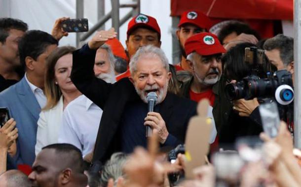 Ex-presidente Lula discursa em Curitiba (Foto: REUTERS/Rodolfo Buhrer) Ex-presidente Lula discursa em Curitiba