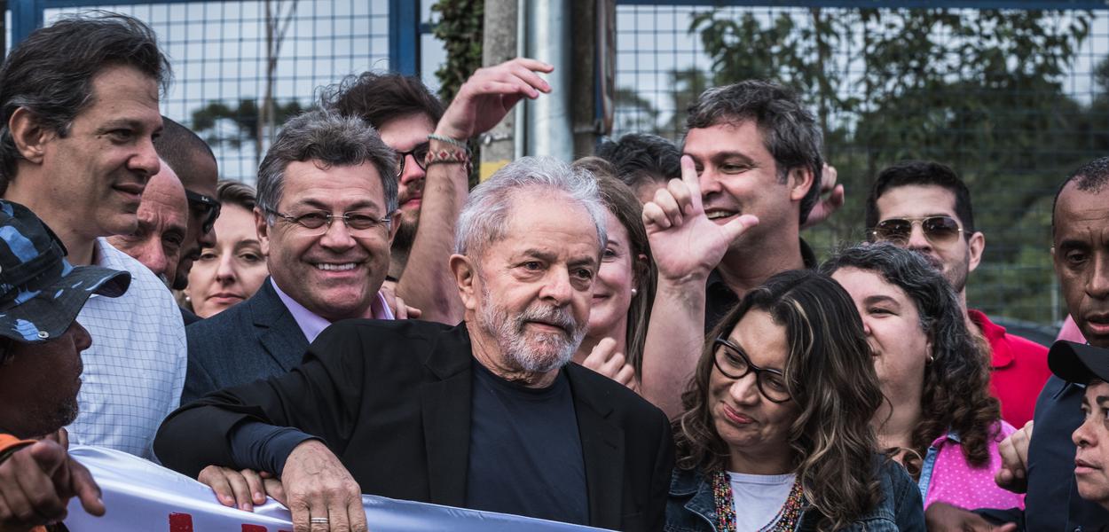 Lula em frente à vigília em Curitiba, após deixar a prisão (Foto: Gibran Mendes / CUT Paraná) Lula em frente à vigília em Curitiba, após deixar a prisão