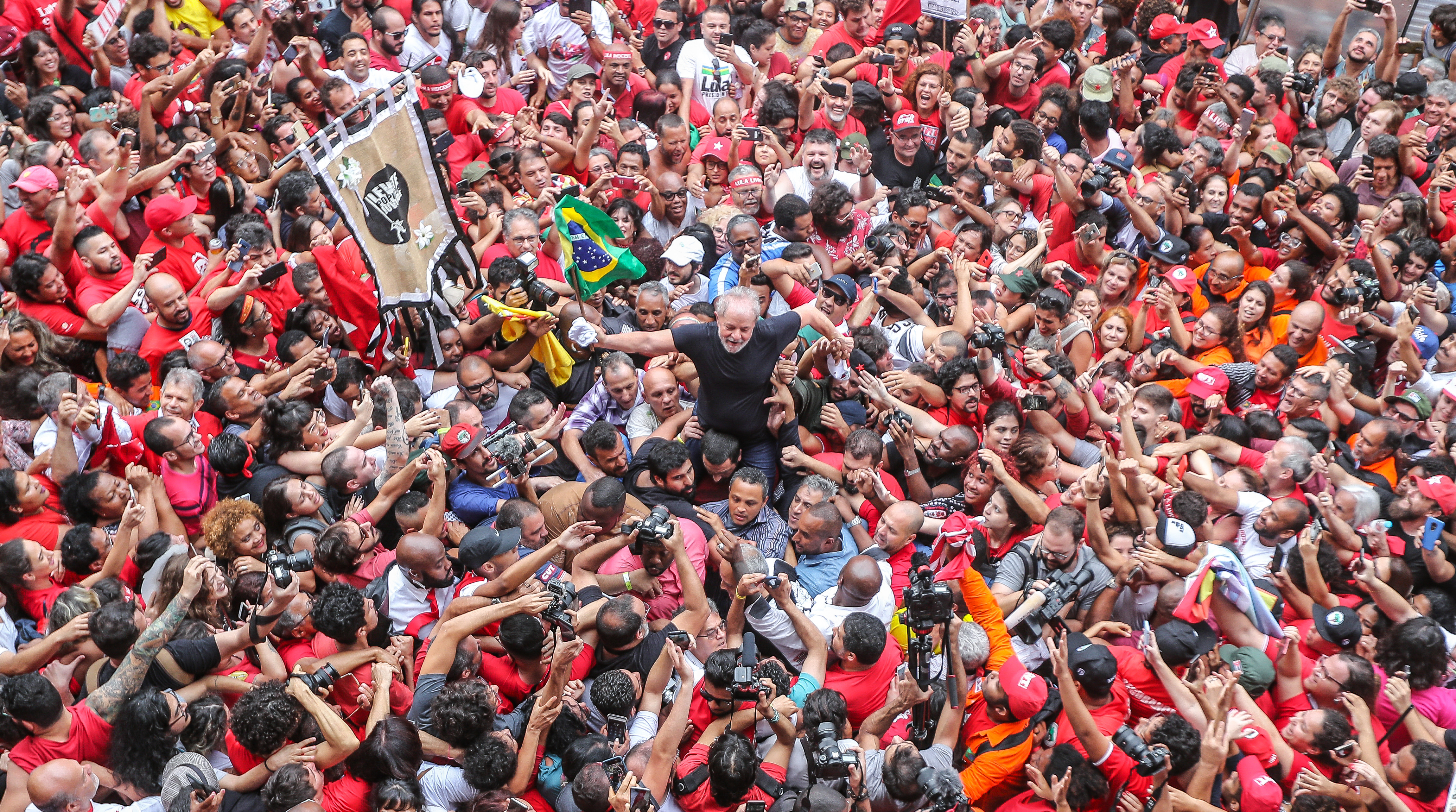 Ex-presidente Lula é levado nos braços do povo em São Bernardo