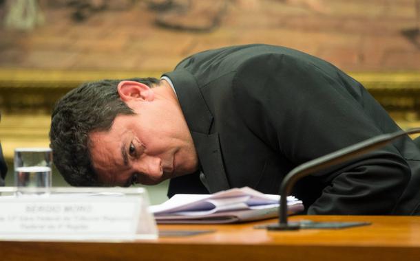 (Foto: Sérgio Moro debruçado em mesa)