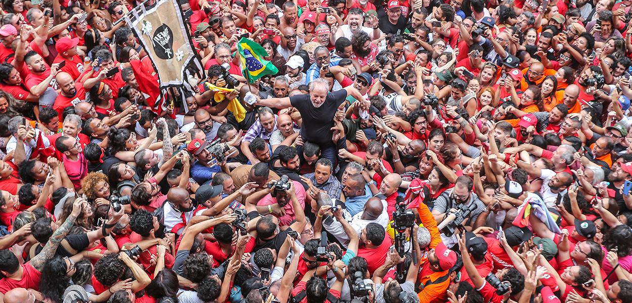 Ex-presidente Lula é levado nos braços do povo em São Bernardo (Foto: Ricardo Stuckert) Ex-presidente Lula é levado nos braços do povo em São Bernardo