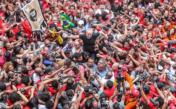 Ex-presidente Lula é levado nos braços do povo em São Bernardo (Foto: Ricardo Stuckert) Ex-presidente Lula é levado nos braços do povo em São Bernardo
