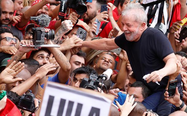 Ex-presidente Luiz Inácio Lula da Silva cercado por apoiadores em São Bernardo do Campo (Foto: REUTERS/Nacho Doce) Ex-presidente Luiz Inácio Lula da Silva cercado por apoiadores em São Bernardo do Campo