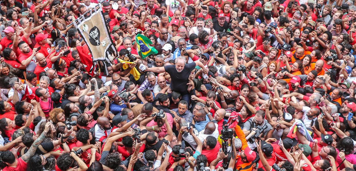 Ex-presidente Lula é levado nos braços do povo em São Bernardo (Foto: Ricardo Stuckert) Ex-presidente Lula é levado nos braços do povo em São Bernardo