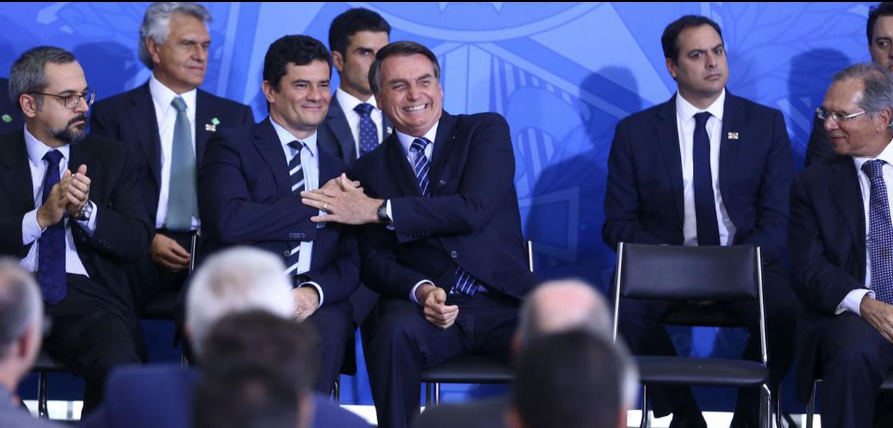 O ministro da Justiça e Segurança Pública, Sergio Moro e o presidente Jair Bolsonaro, participam da solenidade de Lançamento do Projeto em Frente Brasil (Foto: Valter Campanato/Agência Brasil) O ministro da Justiça e Segurança Pública, Sergio Moro e o presidente Jair Bolsonaro, participam da solenidade de Lançamento do Projeto em Frente Brasil