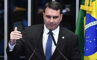 À tribuna, em discurso, senador Flávio Bolsonaro (PSL-RJ). (Foto: Marcos Oliveira/Agência Senado) À tribuna, em discurso, senador Flávio Bolsonaro (PSL-RJ).