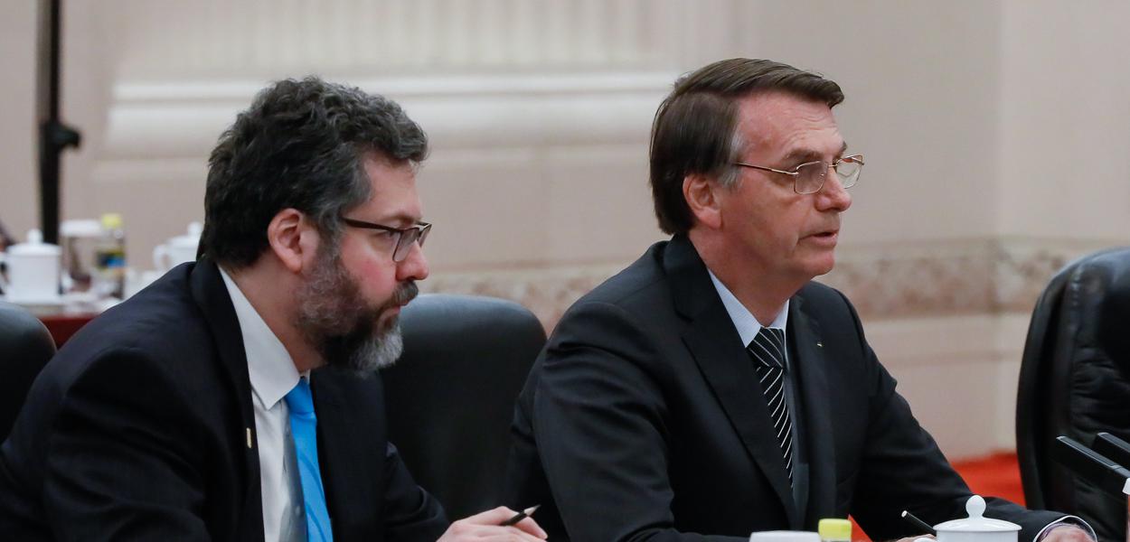 Ernesto Araújo e Jair Bolsonaro (Foto: Isac Nobrega / PR) www.brasil247.com - Ernesto Araújo e Jair Bolsonaro