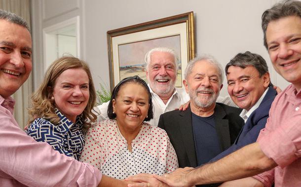 Chegada ao Nordeste em reunião com os governadores Rui Costa (Bahia), Fátima Bezerra (Rio Grande do Norte) e Wellington Dias (Piauí) debatendo os desafios para a região, na companhia de Fernando Haddad, da presidenta do PT, Gleisi Hoffmann e do senador Jaques Wagner (Foto: Ricardo Stuckert) Chegada ao Nordeste em reunião com os governadores Rui Costa (Bahia), Fátima Bezerra (Rio Grande do Norte) e Wellington Dias (Piauí) debatendo os desafios para a região, na companhia de Fernando Haddad, da presidenta do PT, Gleisi Hoffmann e do senador Jaques Wagner